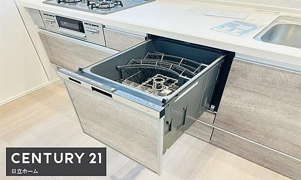 《食器洗い乾燥機》　■食事後もゆっくり過ごせる食器洗い乾燥機を設置。手洗いよりもキレイに洗え、節水にもなります。