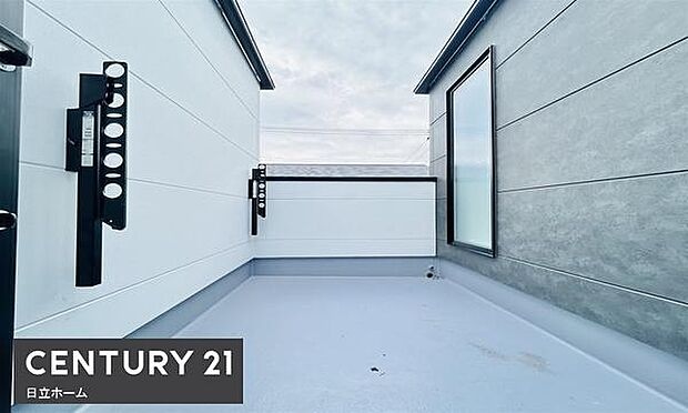 《バルコニー》　■陽当りも良く、洗濯物も良く乾きそうです。