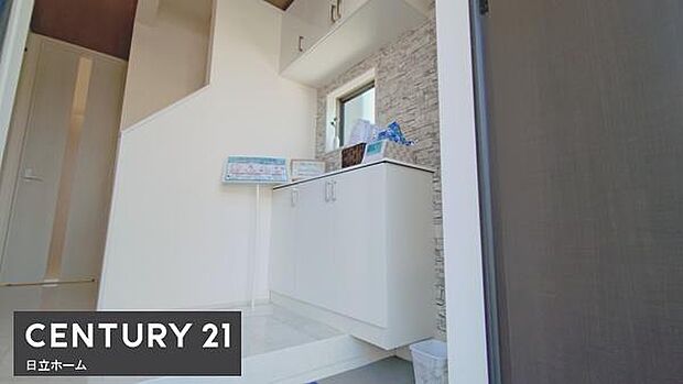 《玄関》　■玄関を開けると、エントランスホールがお出迎え。上がりがまちやシューズボックスがゆったりと構え、心地よさに包まれます。