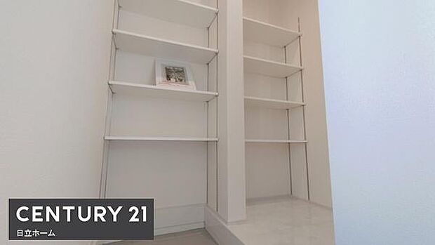 《シューズインクローク》　■人気のシューズインクローク。中は可動棚になっており、靴だけでなくアウトドア用品や雨具などもスッキリ収納可能です。