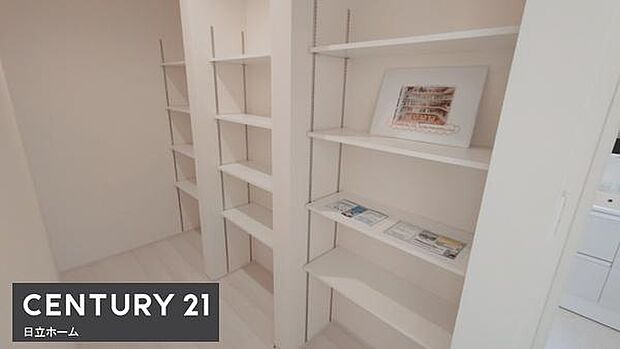 《パントリー》　■キッチン横のストレージスペース。常温保存の食品・キッチン用品などが収納できて便利です。