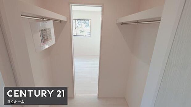 《ウォークインクローゼット》　■大容量のウォークインクローゼットをご用意。衣類だけでなく、トランクなどの旅行用品の収納にも重宝します。
