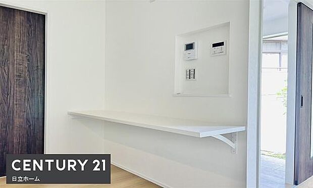 《ユーティリティーコーナー》　■スタディーカウンターを造作しました。お子様の勉強やお仕事でのワークスペースとして活用できる便利な空間です。