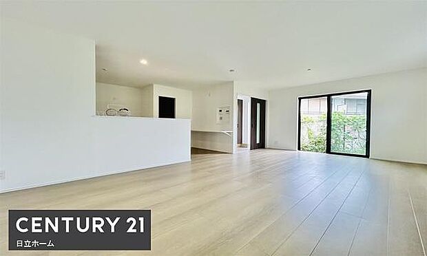 《リビングダイニング》　■大画面ＴＶも余裕、インテリアプランが考えやすいワイドなリビング。家族がしぜんに集まる広さ、お子様が思わず走り出す大空間。