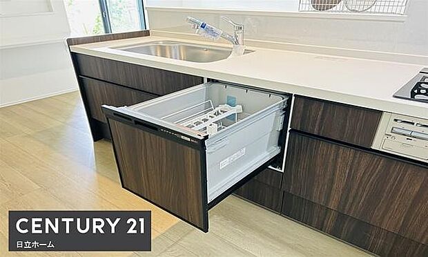 《食器洗い乾燥機》　■食事後もゆっくり過ごせる食器洗い乾燥機を設置。