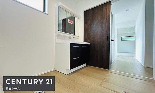 《洗面化粧台》　■2階にも使いやすい可愛らしいデザインの洗面化粧台を造作しました。