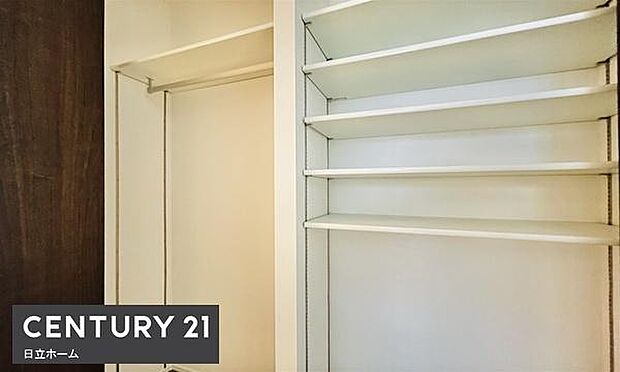 《収納》　■洋服を機能的に収納できるハンガーパイプのほか、帽子やバッグを置ける枕棚も設置。ゆとりあふれる収納空間です。