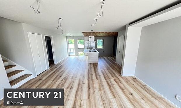 《リビングダイニング》　■豊かな光が照らすこの場所は、たわいもない会話を楽しみ、ゆったりとした時間を過ごす場所。家族の日常が刻まれる大切な空間です。