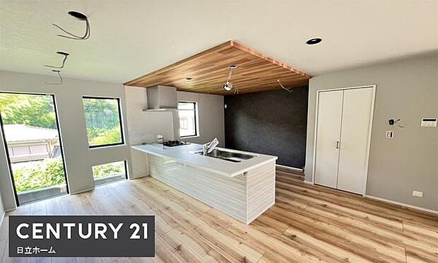 《キッチン》　■家族が集う楽しく親子の会話もはずむキッチン。明るく清潔で使い勝手のいいキッチンには、いつも家族の笑顔があふれています。