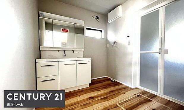 《洗面所》　■広いパウダールームで朝の身支度も気持ちよくできそうです。