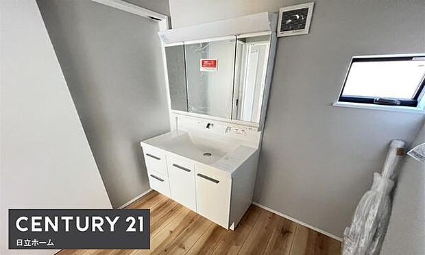 《洗面所》 ■広いパウダールームで朝の身支度も気持ちよくできそうです。