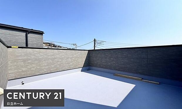 《スカイバルコニー》 ■リクライニングチェアを置いて、読書や日光浴など寛ぎのひとときを過ごす。開放感ある空間が、もうひとつのくつろぎの場所として生活の幅を広げます。