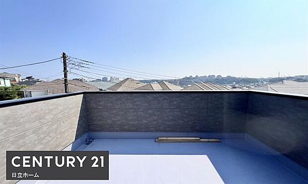 《スカイバルコニー》 ■リクライニングチェアを置いて、読書や日光浴など寛ぎのひとときを過ごす。開放感ある空間が、もうひとつのくつろぎの場所として生活の幅を広げます。