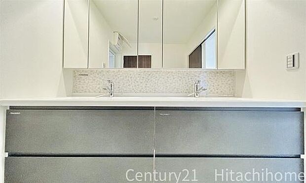 《洗面化粧台》■ダブルボールの洗面所の側面に収納を施し、優雅さをプラス。スタイリッシュで機能的。美しさと便利さを兼ね備えた理想の暮らしを実現します。