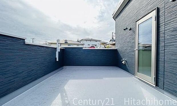 《ルーフバルコニー》 ■大きなバルコニーからは遠方まで景色を見渡せて、空の青さに包まれるような心地よさを味わえます。