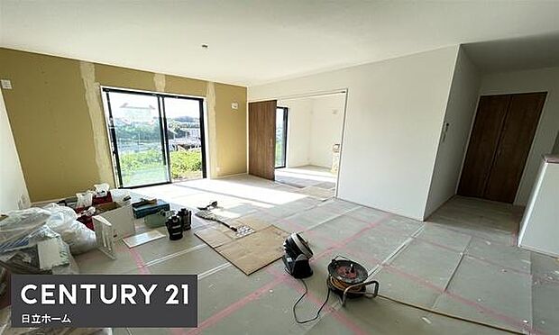 《リビングダイニング》　■豊かな光が照らすこの場所は、たわいもない会話を楽しみ、ゆったりとした時間を過ごす場所。家族の日常が刻まれる大切な空間です。自然光に溢れるこの空間はリフレッシュにピッタリです。