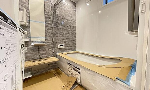 《浴室》 ■ゆったり足を伸ばせる浴槽。お子様と一緒でもゆとりの1坪タイプ。1日の疲れを癒してくれるバスタイム。