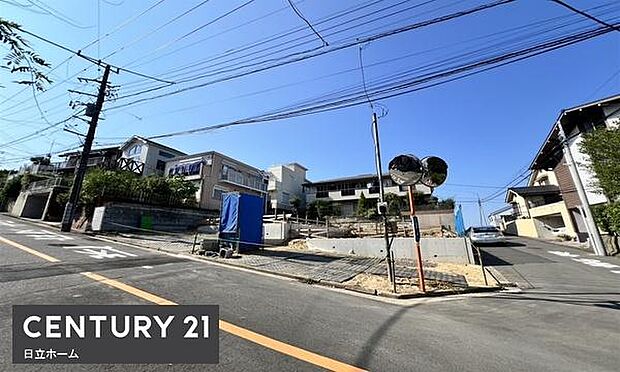 《前面道路》　■前面道路が広く、開放的です。日当たりも良好です。