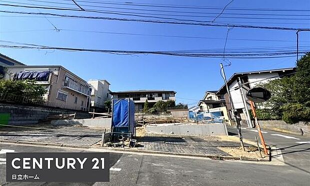 《前面道路》　■前面道路が広く、開放的です。日当たりも良好です。