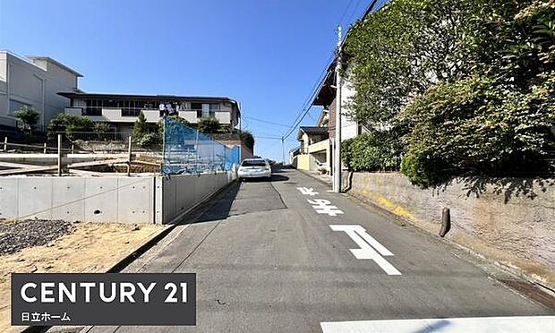 《前面道路》　■前面道路が広く、開放的です。日当たりも良好です。