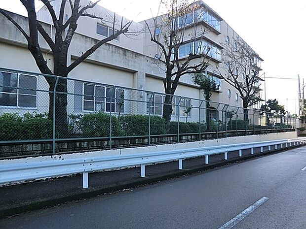 横浜市立小机小学校まで1313m、学校教育目標は『「心豊かに学び合い、ともに伸びる子」』です。