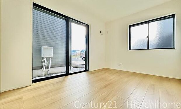 《寝室》 ■朝から日差しいっぱい、早起きしたくなる洋室。ベッドを置いてもゆとりを感じられる。窓からの朝日が心地よい目覚めへと誘います。ゆとりある広さを確保し、心地よいプライベートタイムを演出します。