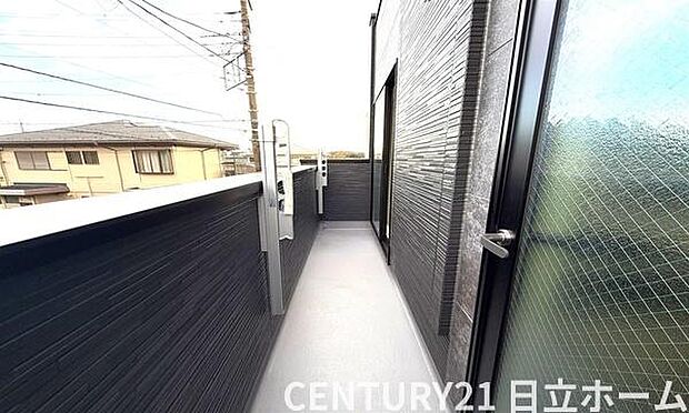 《バルコニー》 ■「青い空」と「白い雲」、「気分が晴れる場所」がここにあります。