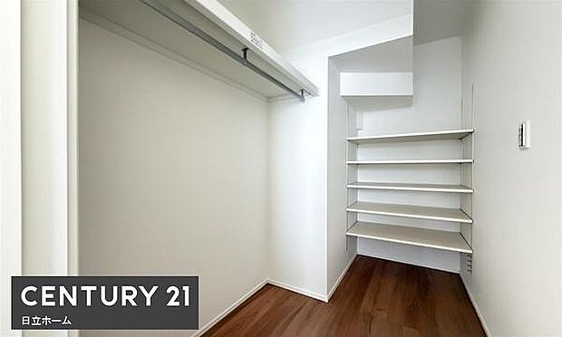 《ウォークインクローゼット》　■大容量のウォークインクローゼットをご用意。衣類だけでなく、トランクなどの旅行用品の収納にも重宝します。