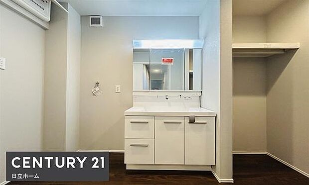 《洗面所》　■広いパウダールームで朝の身支度も気持ちよくできそうです。