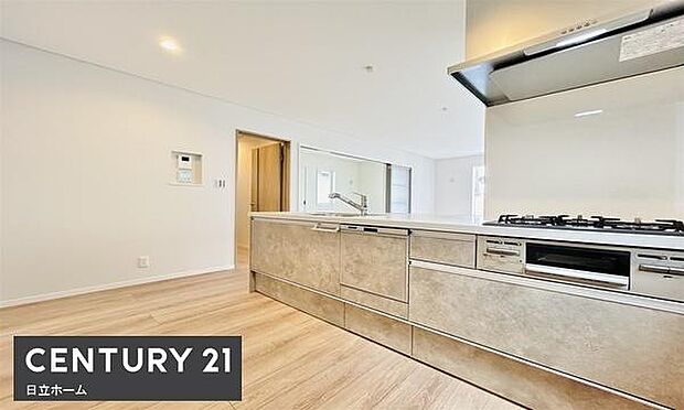 《キッチン》 ■家族が集う楽しく親子の会話もはずむキッチン。明るく清潔で使い勝手のいいキッチンには、いつも家族の笑顔があふれています。この大きなキッチンでは、夫婦が仲良く一緒に料理することもできます。