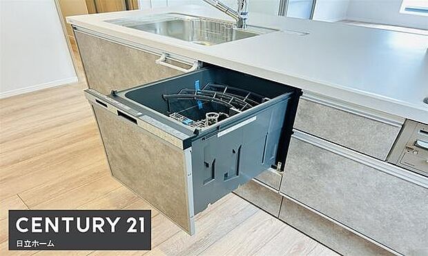 《食器洗い乾燥機》 ■食事後もゆっくり過ごせる食器洗い乾燥機を設置。手洗いよりもキレイに洗え、節水にもなります。毎日、毎食の事なのでこの効果は大きく、余った時間でわいわい家族との団欒の続きができます。