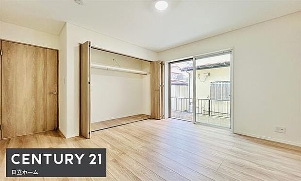 《寝室》 ■朝から日差しいっぱい、早起きしたくなる洋室。ベッドを置いてもゆとりを感じられる。窓からの朝日が心地よい目覚めへと誘います。ゆとりある広さを確保し、心地よいプライベートタイムを演出します。