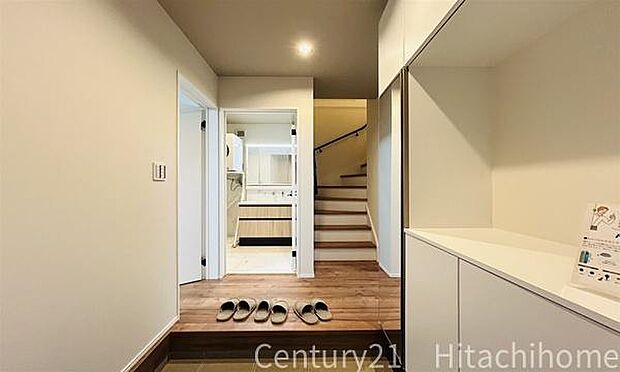 《玄関》　■シューズボックス付きで玄関もスッキリ。