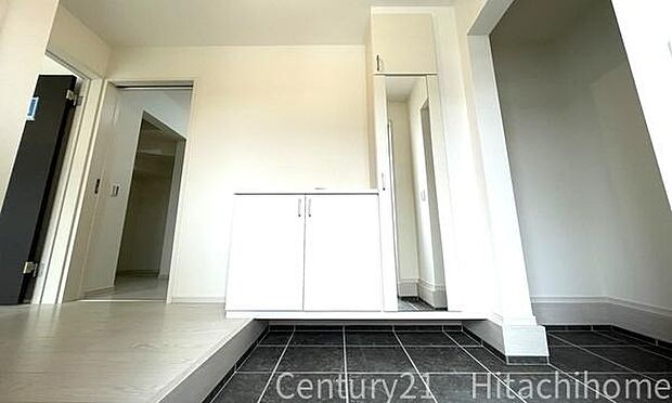 《玄関》　■シューズボックス付きで玄関もスッキリ。