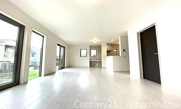 《リビングダイニング》　■家族が自然と集まって、思い思いにくつろぎ、遊び、語らう、やすらぎの空間。