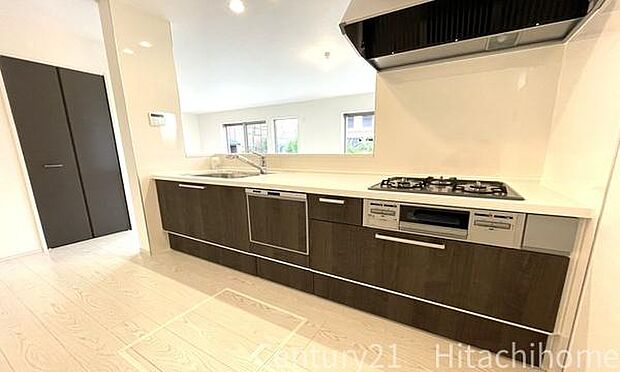 《キッチン》　■家族が集う楽しく親子の会話もはずむキッチン。明るく清潔で使い勝手のいいキッチンには、いつも家族の笑顔があふれています。