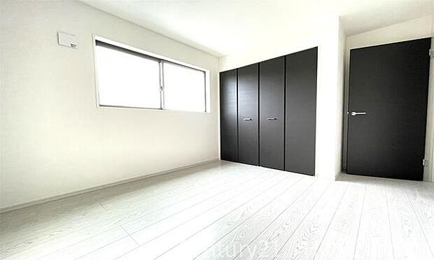 《子供部屋》　■明るい陽の差す居室。子供部屋にもちょうど良さそうですね。