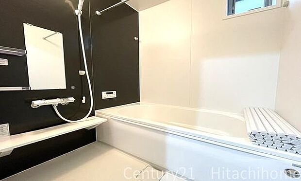 《浴室》　■高級感のあるバスルームは一日の疲れを癒す居心地の良い空間です。