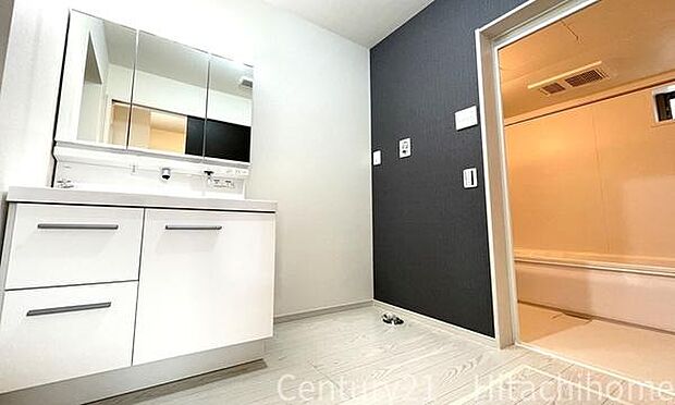 《洗面化粧台》　■使いやすいシャープなデザインの洗面化粧台。