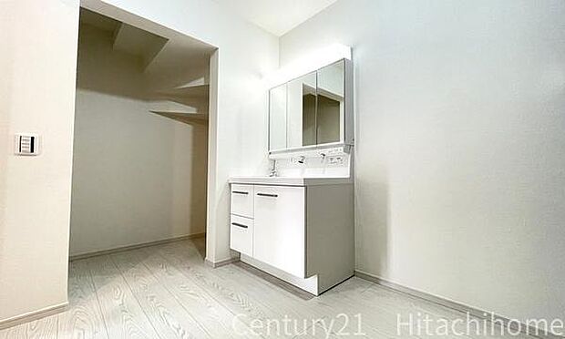 《洗面台》　■朝のバタバタした身支度を支えてくれる洗面所。