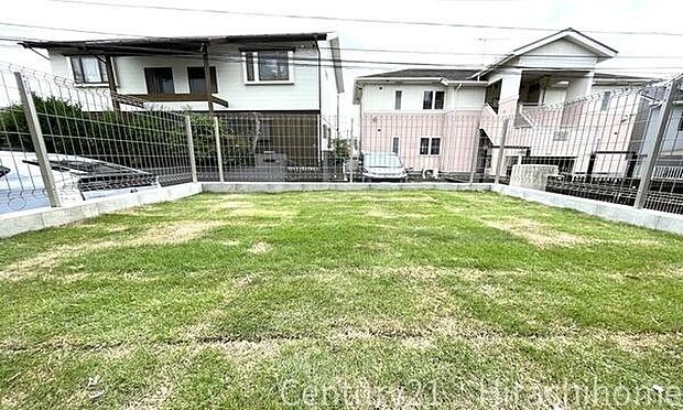 《庭》■子供のころに夢見た「庭付きマイホーム」。その夢が現実となるかもしれませんね。人目を気にせず開放的に家族でＢＢＱパーティ。家庭菜園も楽しめます。南向きです。