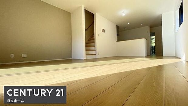 《リビングダイニング》　■開放的で広いリビング。のびのびとくつろげるリビングは、家族のコミュニケーションの場としてみんなが集まる場所に。