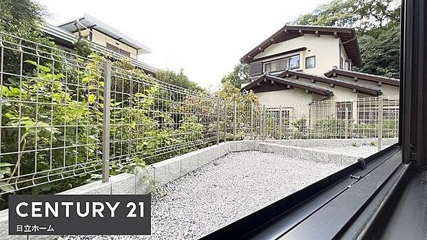 《庭》　■お庭ではお子様と遊んだり、ガーデニングも楽しめます。