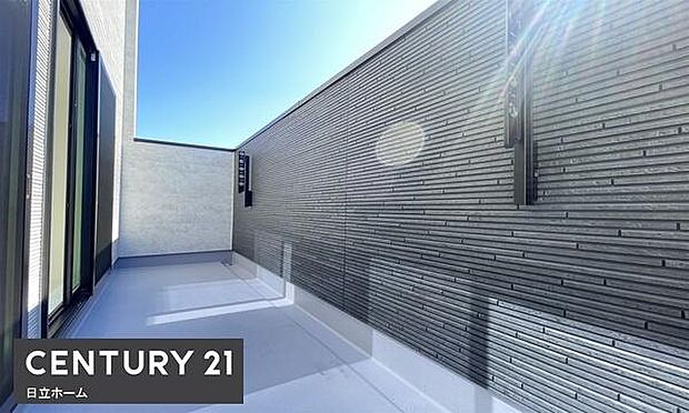 《バルコニー》　■さわやかな風が通り暖かい光がふりそそぐバルコニー