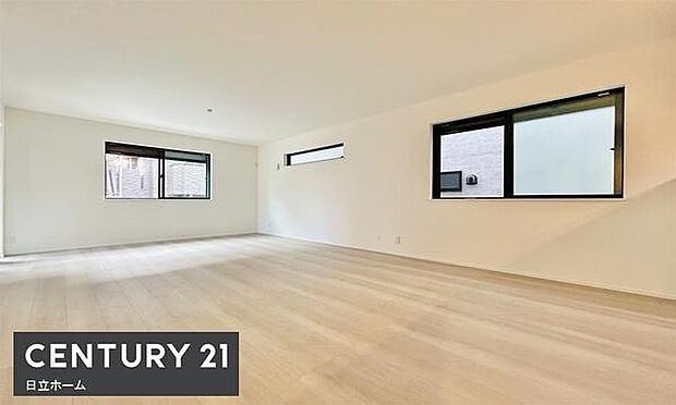 《リビングダイニング》　■大画面ＴＶも余裕、インテリアプランが考えやすいワイドなリビング。家族がしぜんに集まる広さ、お子様が思わず走り出す大空間。大きなソファーとテーブルで、いつまでも会話が弾みます。