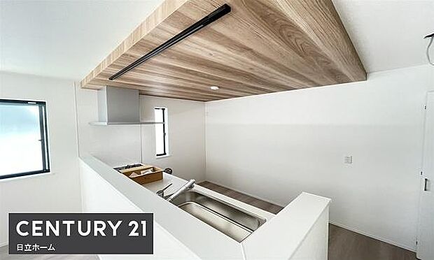 《キッチン》　■家族が集う楽しく親子の会話もはずむキッチン。明るく清潔で使い勝手のいいキッチンには、いつも家族の笑顔があふれています。この大きなキッチンでは、夫婦が仲良く一緒に料理することもできます。