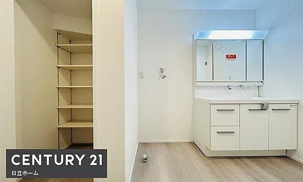 《洗面・化粧室》　■便利なリネン庫。棚がありますので、バスタオルや洗濯用品もスッキリと片付きます。
