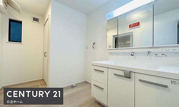 《洗面台》　■朝のバタバタした身支度を支えてくれる洗面所。