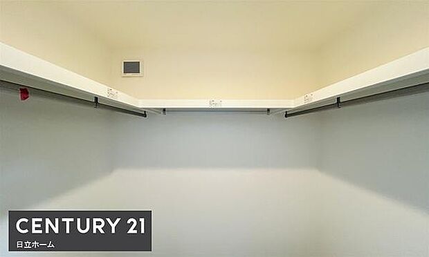 《ウォークインクローゼット》　■大容量のウォークインクローゼットをご用意。衣類だけでなく、遊び道具やトランクなどの旅行用品の収納にも重宝します。