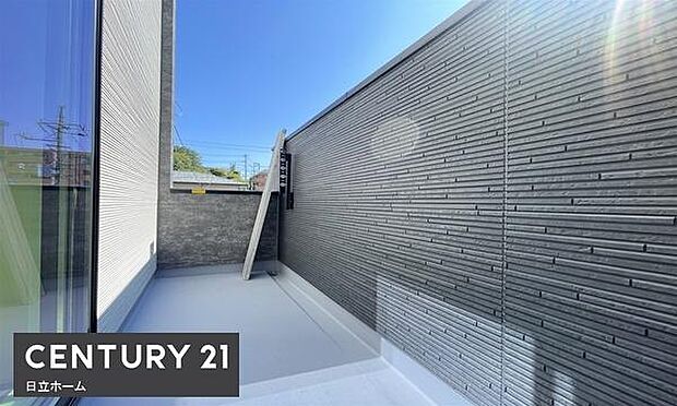 《バルコニー》　■さわやかな風が通り暖かい光がふりそそぐバルコニー